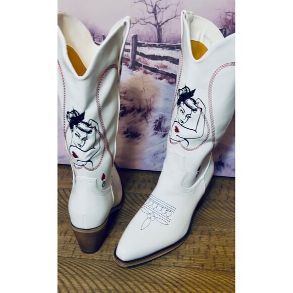 🆕Women White Faux Leather Mid Calf Cowboy with Queen of Hearts Embroidery Boots - Picture 3 of 8